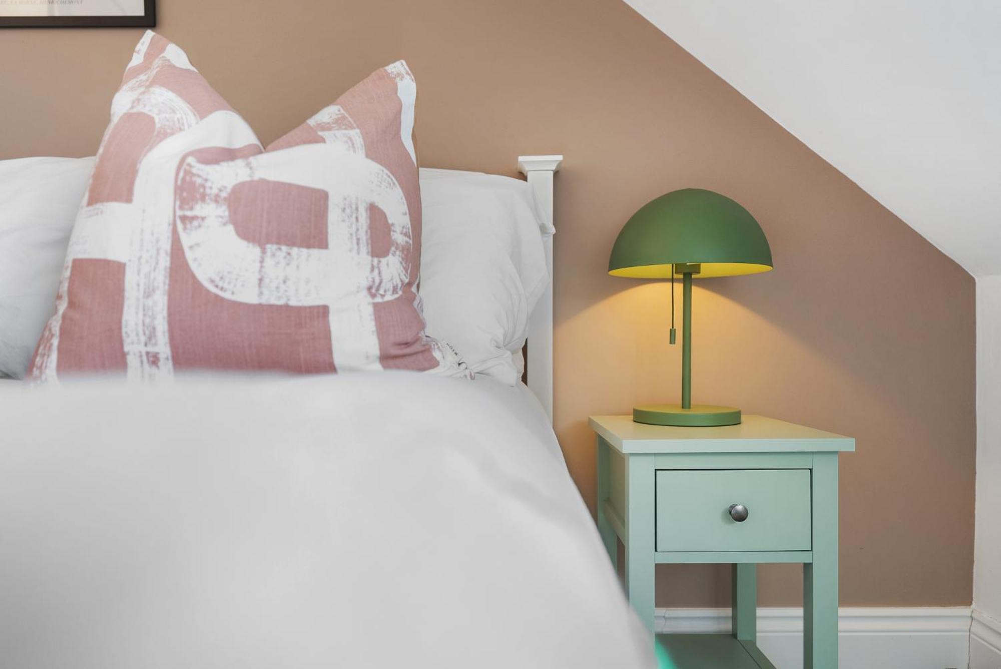 Long Term And Summer Special Offer! 5-Bedroom Spacious, Stunning Design, Sociable Areas & Cosy House Near South Downs Park, Sleeps 11 With Games Room, Private Parking And Garden- By Blue Puffin Stays Уотерлувилл Экстерьер фото