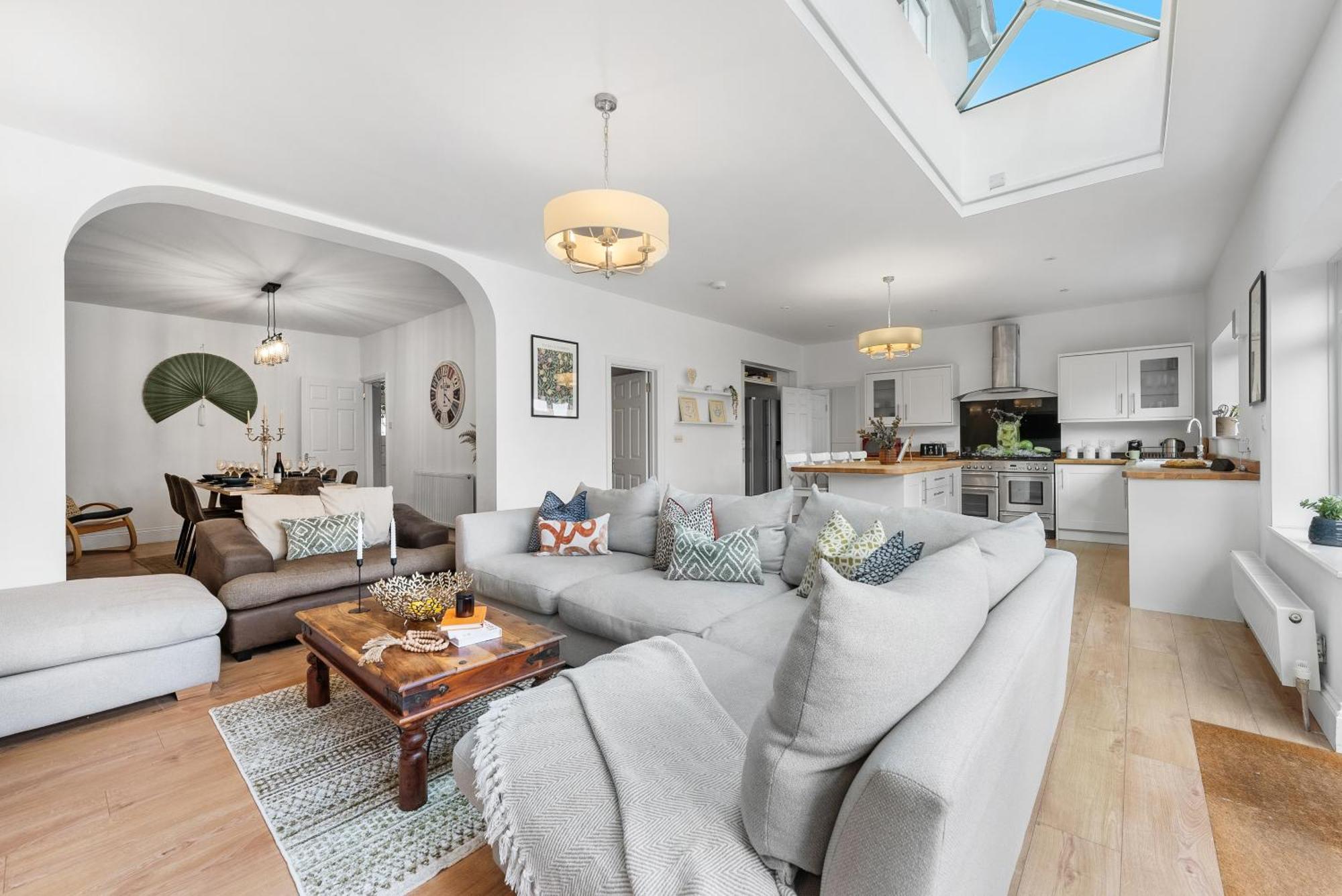 Long Term And Summer Special Offer! 5-Bedroom Spacious, Stunning Design, Sociable Areas & Cosy House Near South Downs Park, Sleeps 11 With Games Room, Private Parking And Garden- By Blue Puffin Stays Уотерлувилл Экстерьер фото