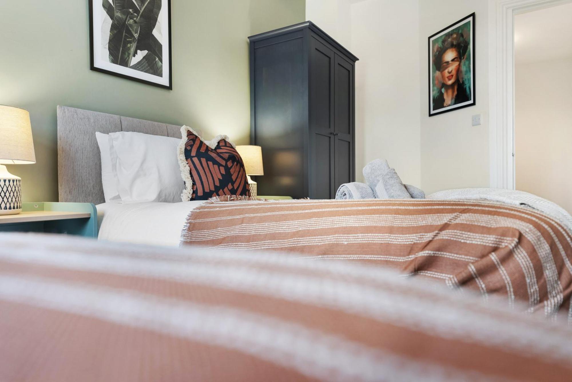 Long Term And Summer Special Offer! 5-Bedroom Spacious, Stunning Design, Sociable Areas & Cosy House Near South Downs Park, Sleeps 11 With Games Room, Private Parking And Garden- By Blue Puffin Stays Уотерлувилл Экстерьер фото