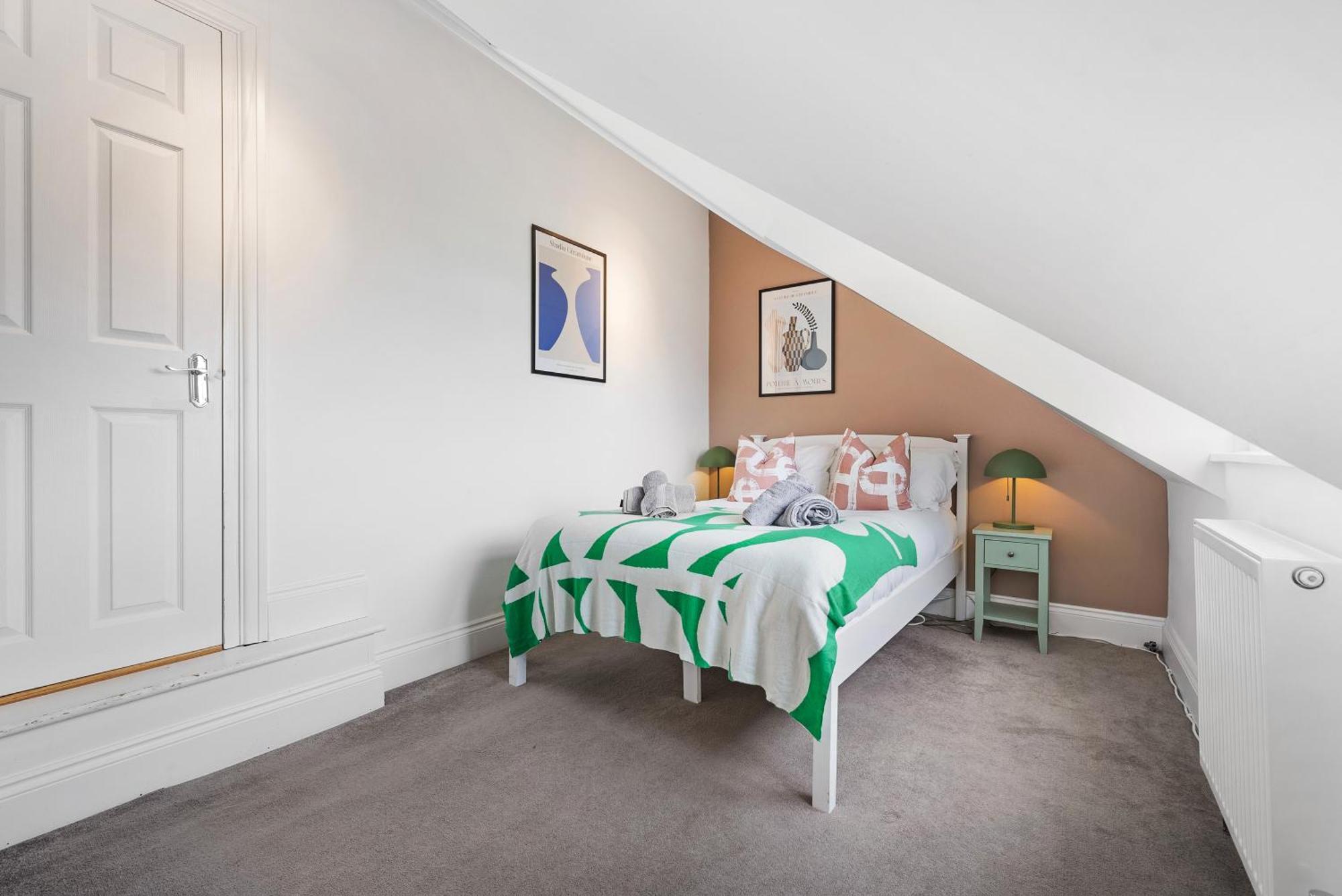 Long Term And Summer Special Offer! 5-Bedroom Spacious, Stunning Design, Sociable Areas & Cosy House Near South Downs Park, Sleeps 11 With Games Room, Private Parking And Garden- By Blue Puffin Stays Уотерлувилл Экстерьер фото