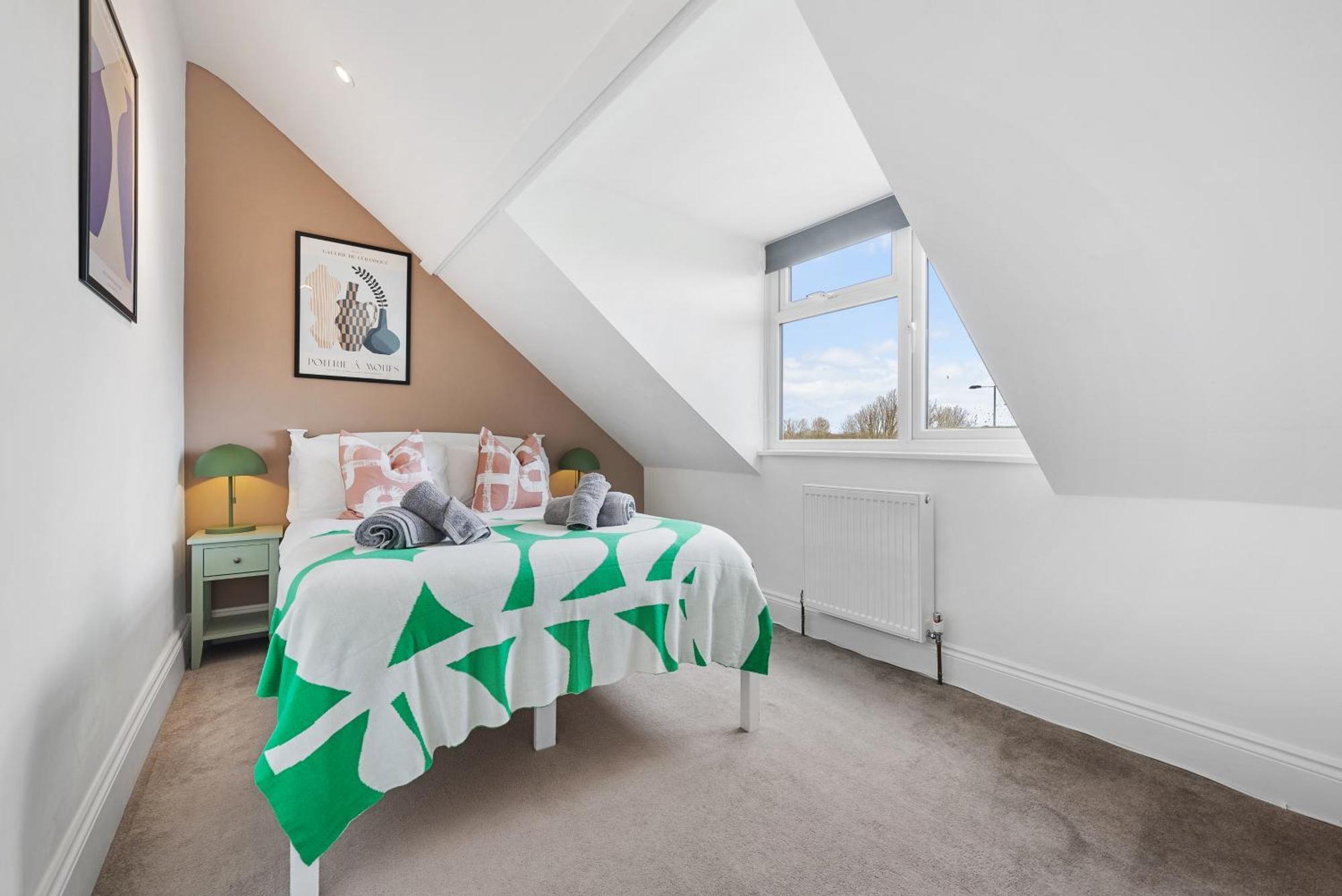 Long Term And Summer Special Offer! 5-Bedroom Spacious, Stunning Design, Sociable Areas & Cosy House Near South Downs Park, Sleeps 11 With Games Room, Private Parking And Garden- By Blue Puffin Stays Уотерлувилл Экстерьер фото
