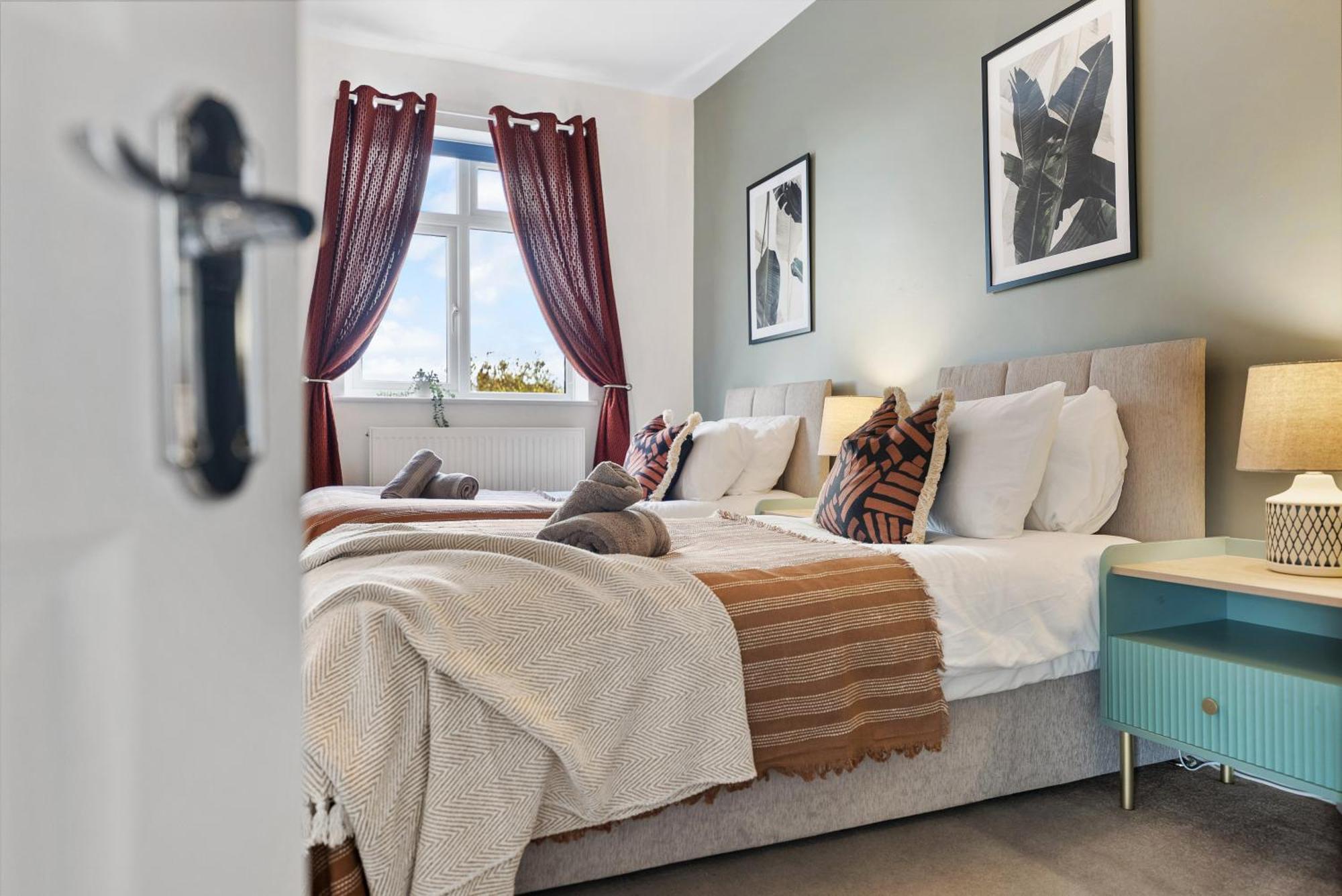 Long Term And Summer Special Offer! 5-Bedroom Spacious, Stunning Design, Sociable Areas & Cosy House Near South Downs Park, Sleeps 11 With Games Room, Private Parking And Garden- By Blue Puffin Stays Уотерлувилл Экстерьер фото
