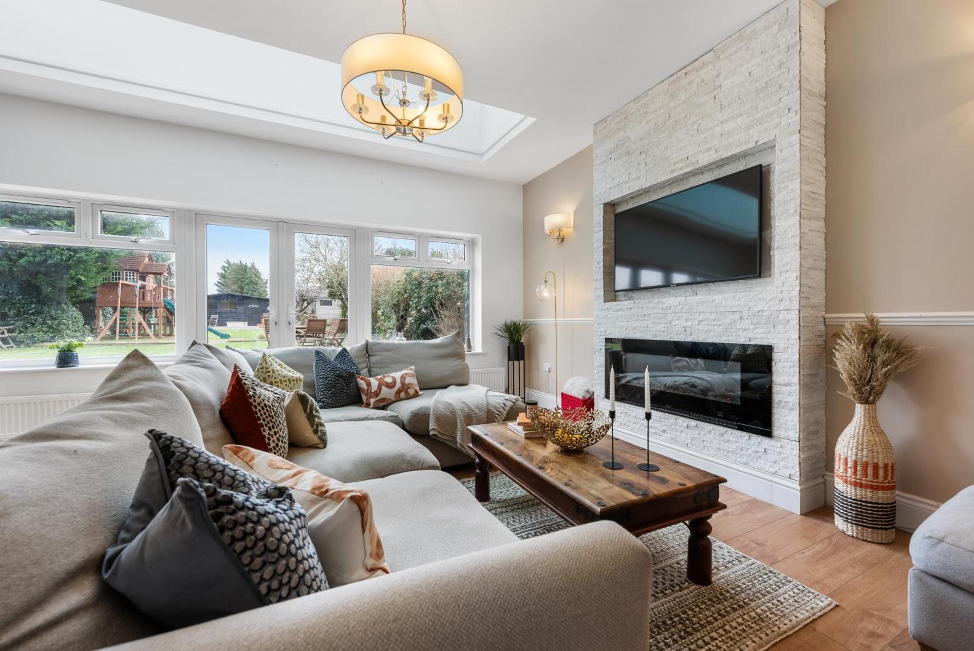 Long Term And Summer Special Offer! 5-Bedroom Spacious, Stunning Design, Sociable Areas & Cosy House Near South Downs Park, Sleeps 11 With Games Room, Private Parking And Garden- By Blue Puffin Stays Уотерлувилл Экстерьер фото