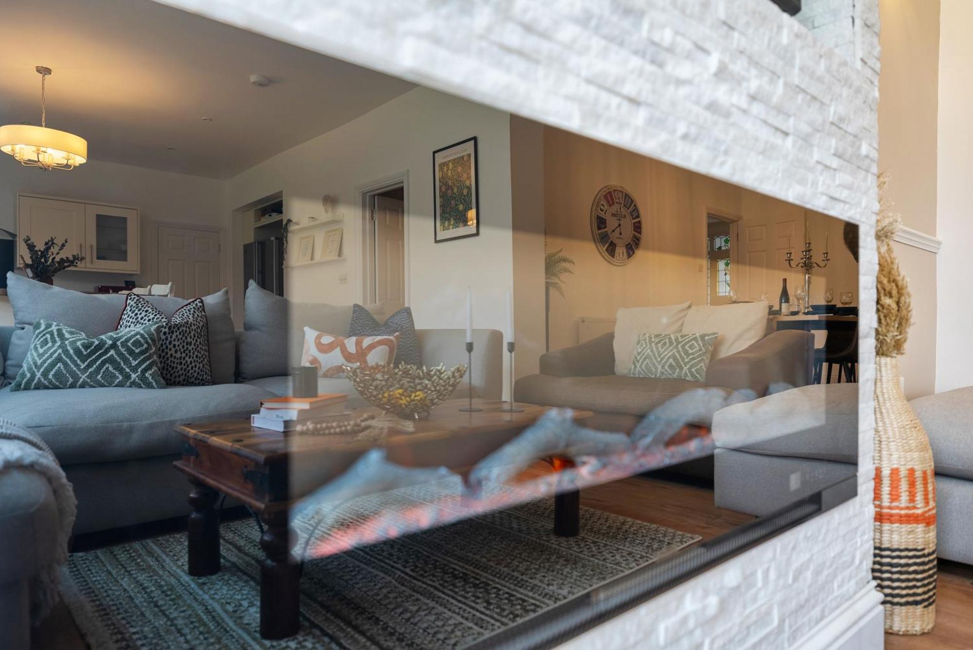 Long Term And Summer Special Offer! 5-Bedroom Spacious, Stunning Design, Sociable Areas & Cosy House Near South Downs Park, Sleeps 11 With Games Room, Private Parking And Garden- By Blue Puffin Stays Уотерлувилл Экстерьер фото