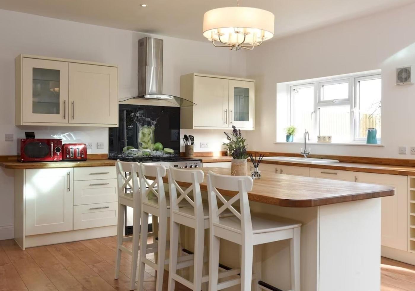 Long Term And Summer Special Offer! 5-Bedroom Spacious, Stunning Design, Sociable Areas & Cosy House Near South Downs Park, Sleeps 11 With Games Room, Private Parking And Garden- By Blue Puffin Stays Уотерлувилл Экстерьер фото