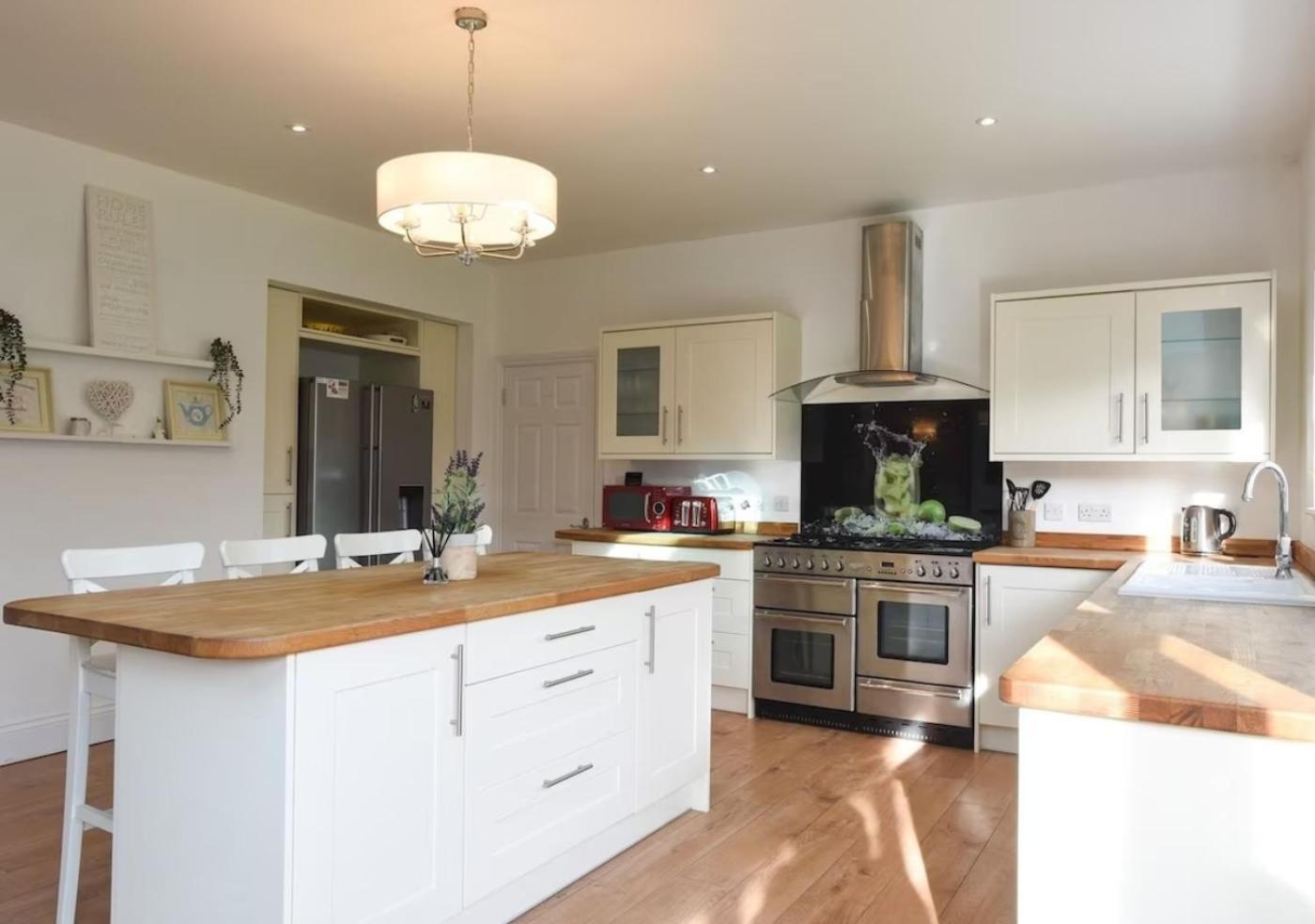 Long Term And Summer Special Offer! 5-Bedroom Spacious, Stunning Design, Sociable Areas & Cosy House Near South Downs Park, Sleeps 11 With Games Room, Private Parking And Garden- By Blue Puffin Stays Уотерлувилл Экстерьер фото